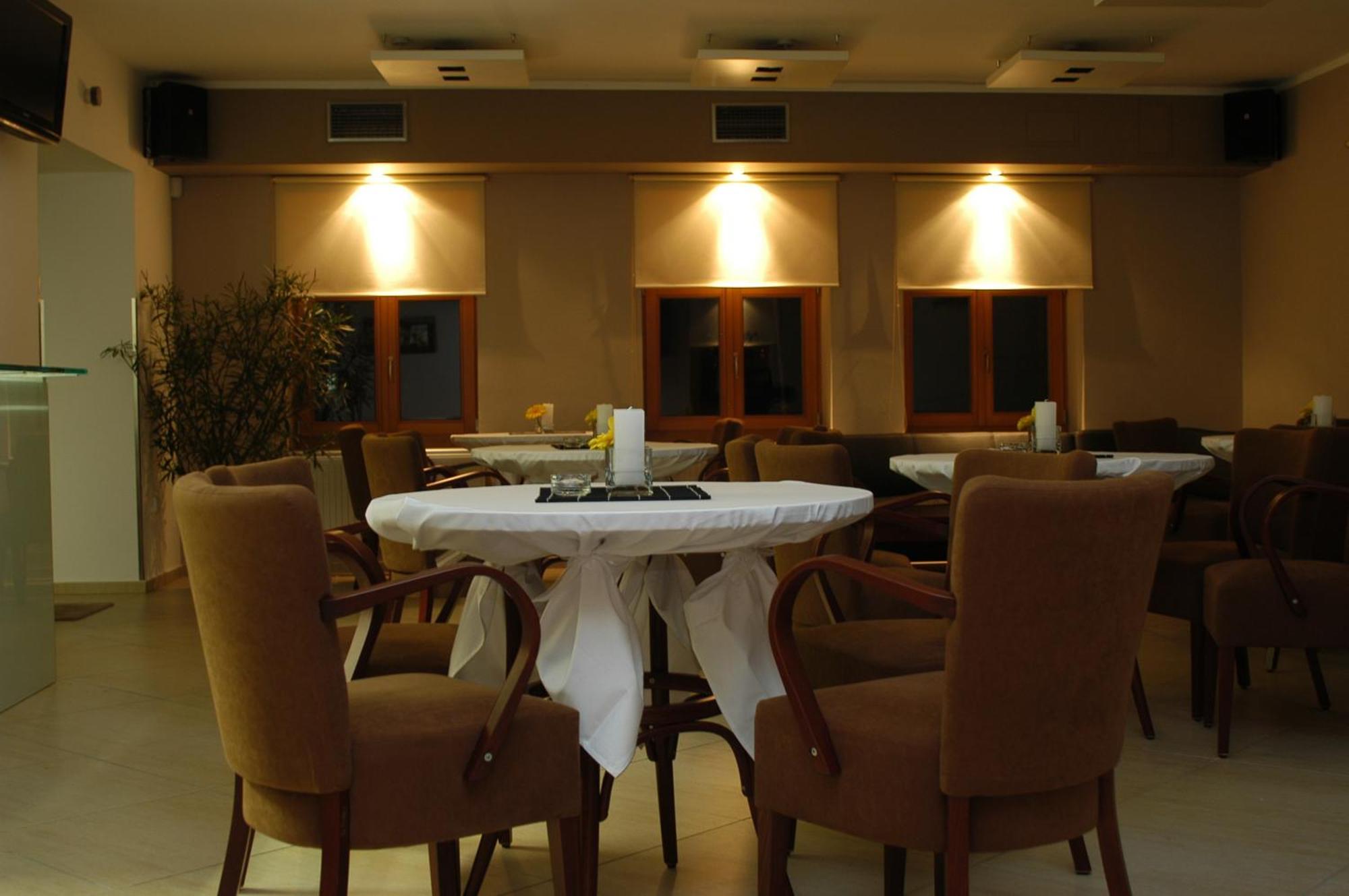 Penzion A Caferestaurant U Lavky Chrudim Dış mekan fotoğraf
