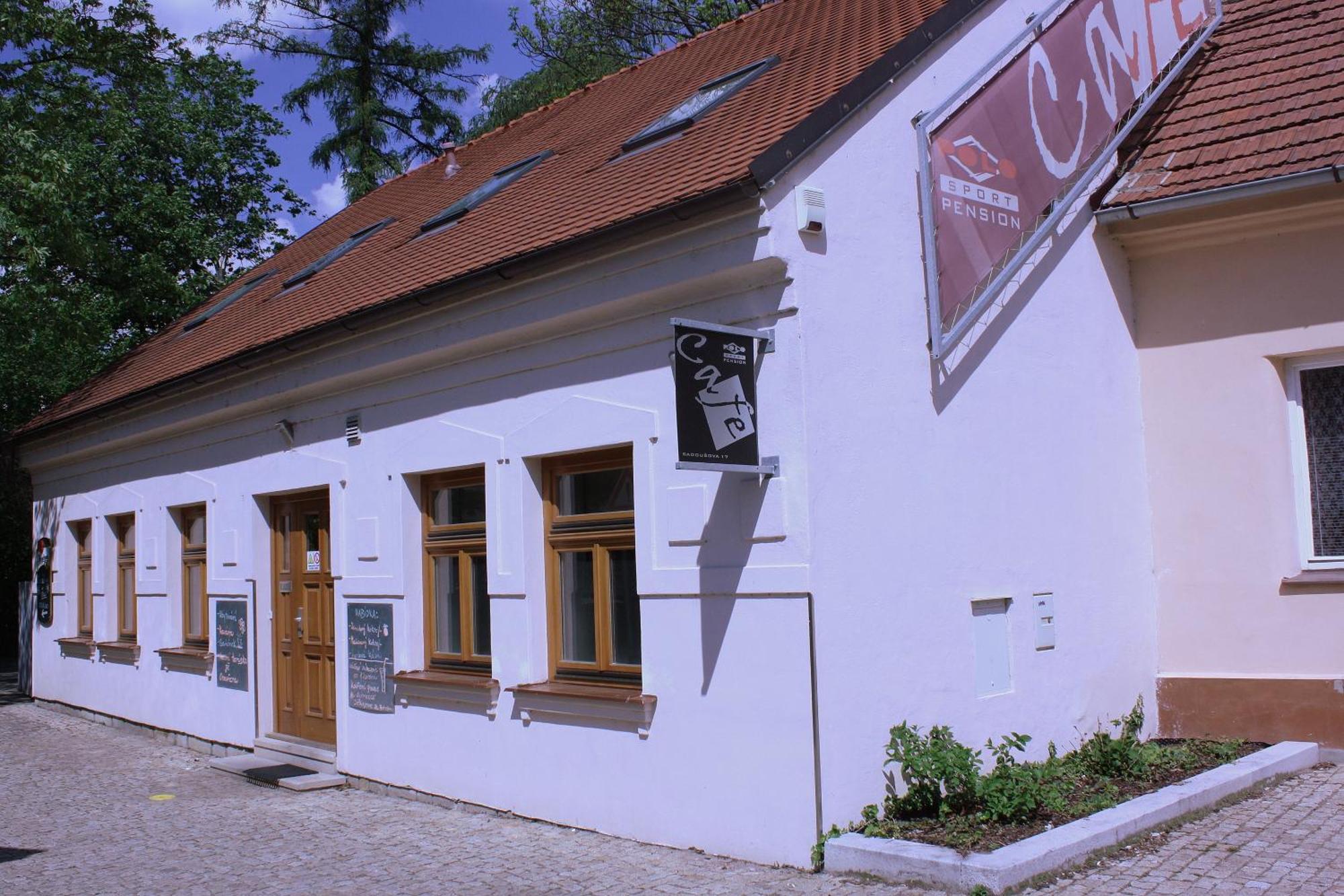 Penzion A Caferestaurant U Lavky Chrudim Dış mekan fotoğraf