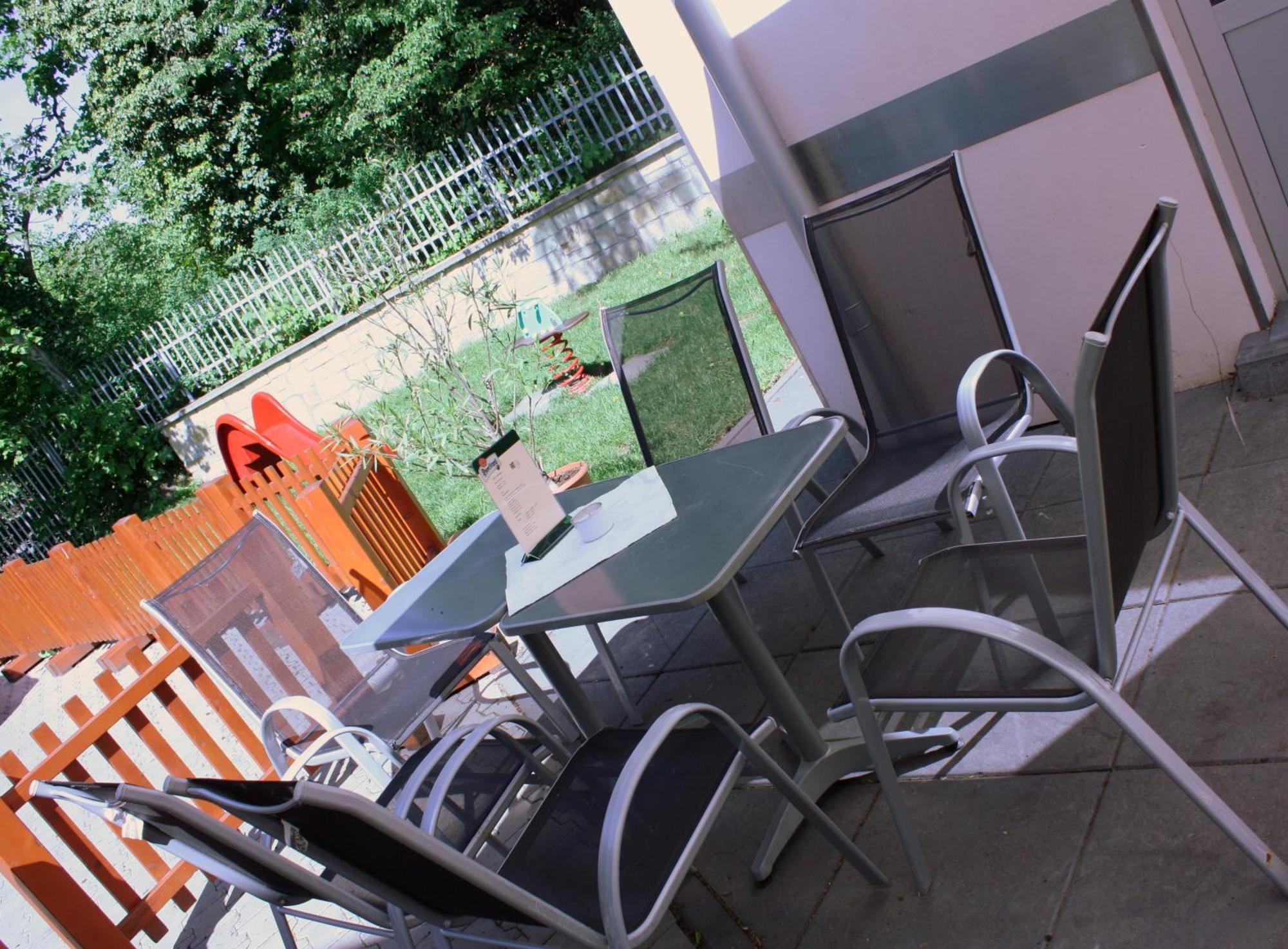 Penzion A Caferestaurant U Lavky Chrudim Dış mekan fotoğraf